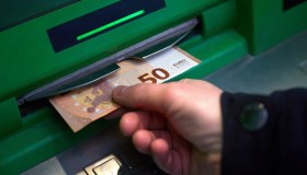 Risparmi da record per gli italiani, 6.500 miliardi: più azioni che denaro liquido