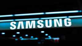 Logo Samsung illuminato, simbolo del rialzo del titolo in Borsa e dell’attenzione dei mercati sul settore tecnologico.