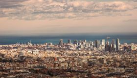 Overtourism, Barcellona fissa il tetto ai turisti: scatta il limite (anche per gli italiani)