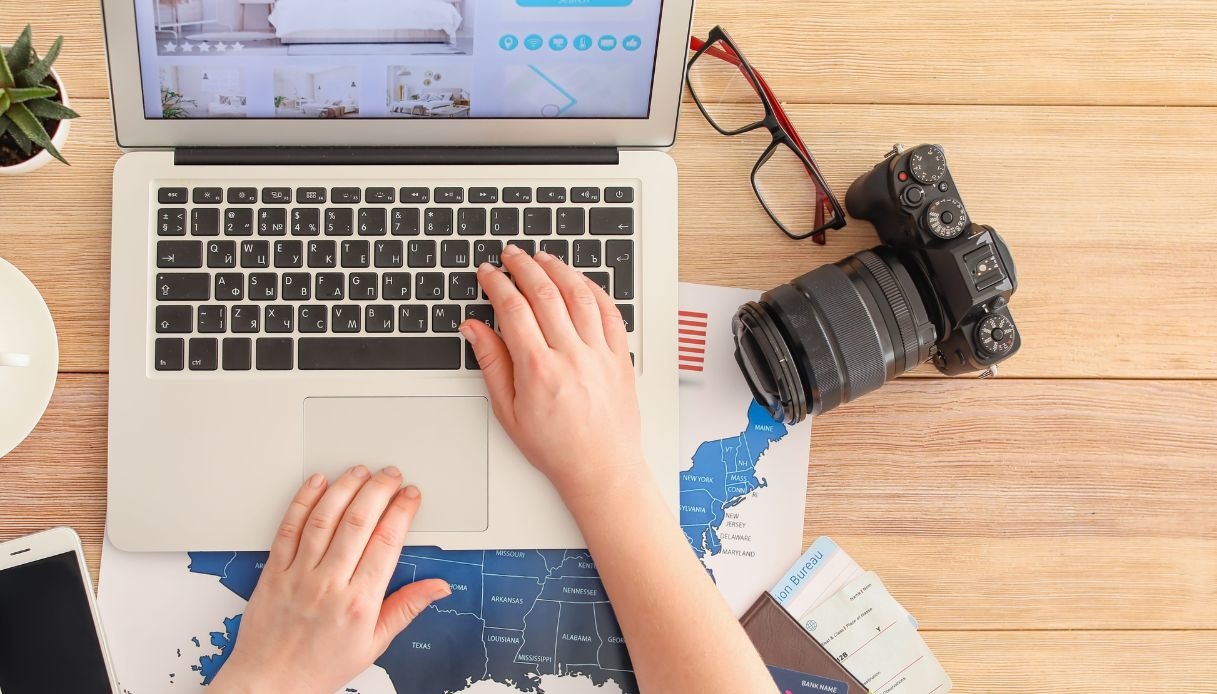Truffe online prima delle vacanze: 1,7 milioni di vittime e i raggiri più diffusi