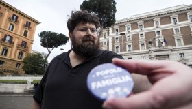 Adinolfi ai domiciliari, l’accusa è truffa e abusivismo finanziario: come funziona Scommessa Collettiva