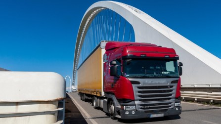Ue, sì al piano di aiuti da 300 milioni di euro per gli autotrasportatori: chi ne ha diritto