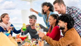 L’inflazione della socialità: il conto nascosto di amicizie, cene e relazioni