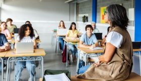 Stipendi scuola, ad agosto arrivano aumenti e arretrati del Ccnl: gli importi per docenti e Ata