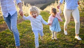 Assegno unico, cambiano i requisiti: più beneficiari e soldi anche per i figli all’estero