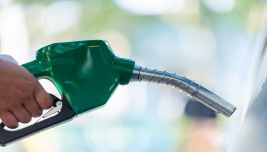 Pistola verde per il rifornimento di benzina, simbolo del rialzo dei prezzi dei carburanti sopra quota 2 euro.