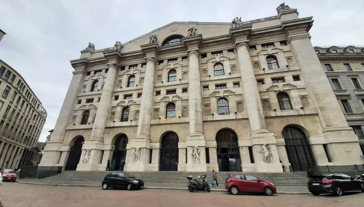 La Borsa del 1° luglio, Milano in rosso con le banche mentre si rialza Stellantis
