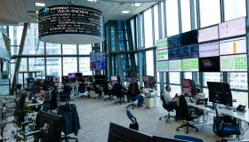 La Borsa del 23 luglio, Milano chiude in rosso: affondano StM e Moncler dopo i conti
