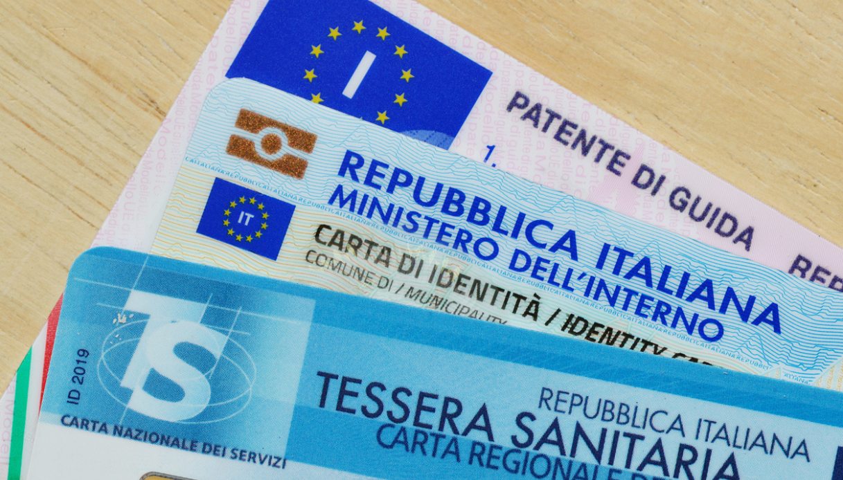 Carta d’identità a vita per gli over 70, come si fa: appuntamento, documenti e costi. Vale anche per viaggiare all’estero?