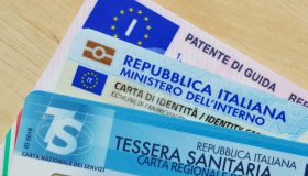 Carta d’identità a vita per gli over 70, come si fa: appuntamento, documenti e costi. Vale anche per viaggiare all’estero?
