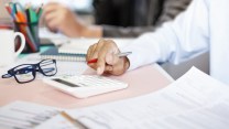 Licenziamento illegittimo, l’azienda deve pagare i contributi anche dopo anni di assenza: la sentenza