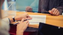 Banche, verso l’obbligo di aprire il conto a tutti e il divieto di chiuderlo se è attivo: nuovo ddl