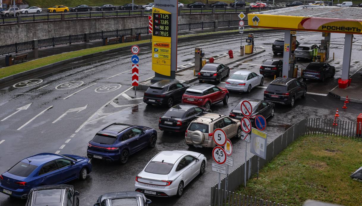 Economia russa in crisi, è corsa al contante