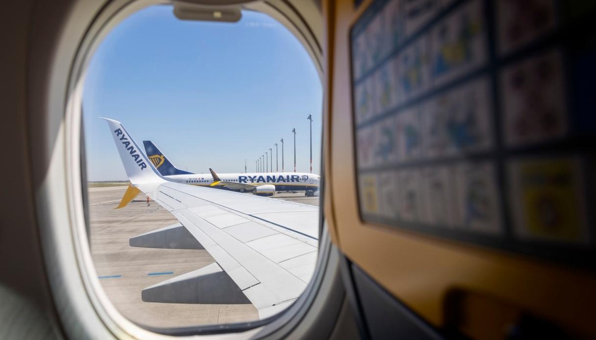 Finestrino rotto in volo Ryanair, quanto vale il possibile risarcimento per il passeggero ferito