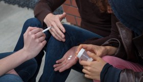 Droghe e giovani, non solo cannabis: aumenta l’uso di sostanze pesanti e gioco d’azzardo