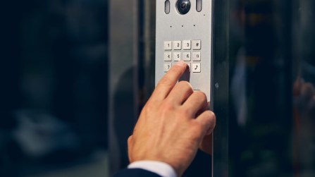 Licenziato per irreperibilità alle visite fiscali, la Cassazione ordina il reintegro