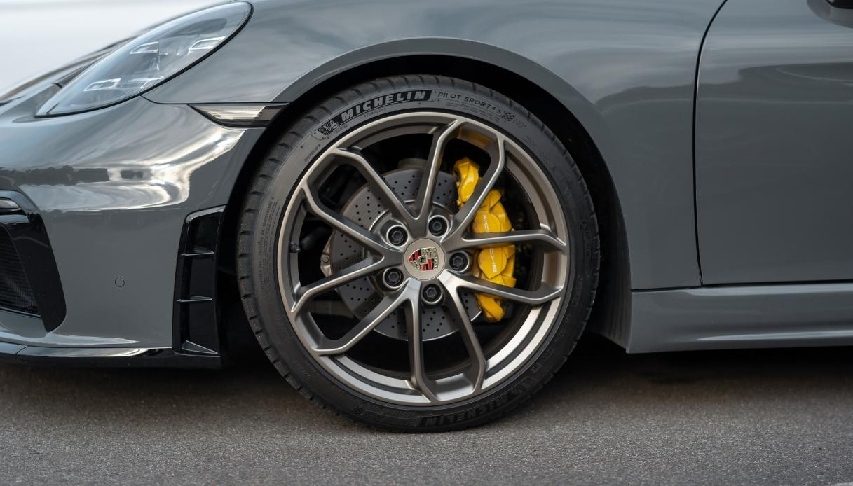 Porsche taglia 5.000 posti di lavoro entro il 2035: il piano del gruppo Volkswagen