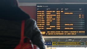 I treni in Italia non sono mai stati così in ritardo, calano le cancellazioni