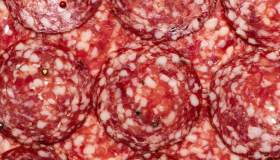 Salami richiamati nei supermercati, rischio salmonella e microbiologico: i lotti interessati