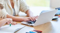 Smart working meglio di un bonus, 1.300 euro in più all’anno per le neomamme