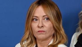 Sondaggi politici, FdI scivola al 27% ma il centrodestra unito supera il campo largo
