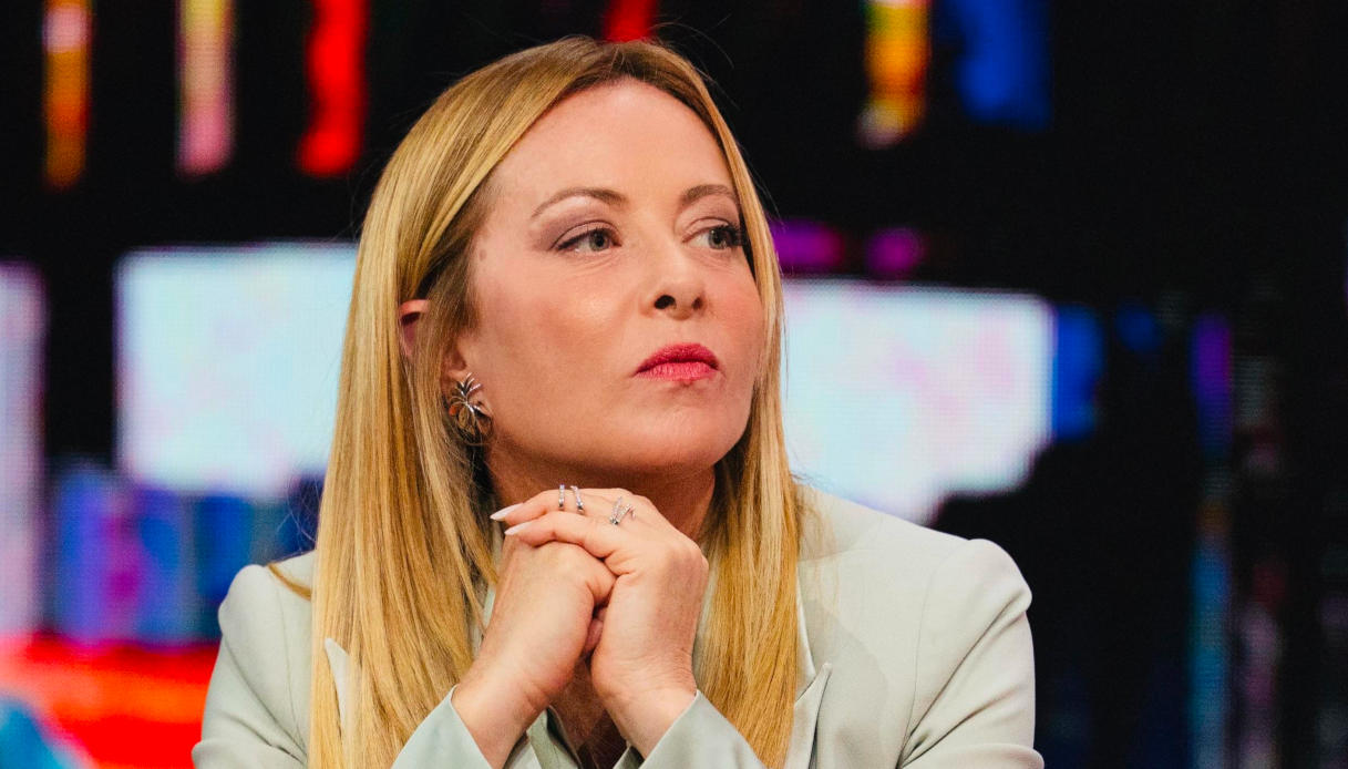 Sondaggi politici, le quattro strategie di Meloni contro il campo largo
