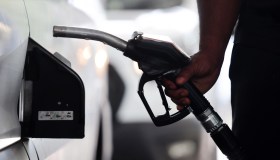 Petrolio a 76 dollari, speranze per la riapertura di Hormuz: perché benzina e diesel non scendono