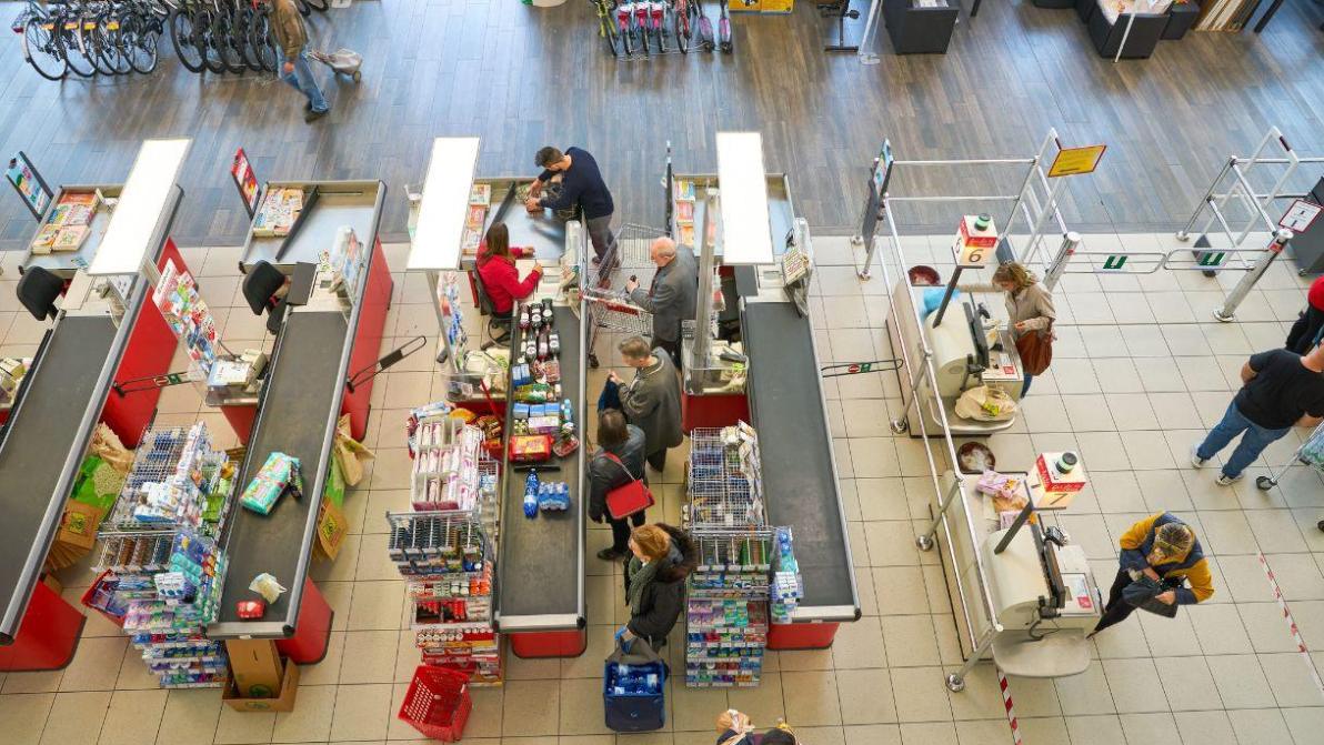 Spesa alimentare in frenata, in Italia si compra meno e si spende di più: dove gli aumenti maggiori