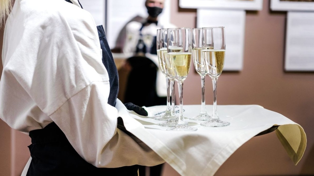 Mancano lavoratori nella ristorazione, la classifica delle figure più richieste e pagate
