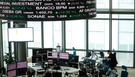 Lo spread risale a 83 punti base, rendimenti decennali al 4,05%: come investire