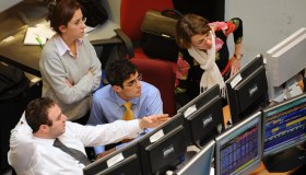 Lo spread cala ancora, 77 punti base e rendimenti al 3,86%: fiducia dei mercati nell’Italia