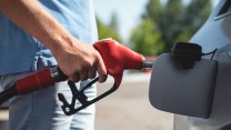 Un nuovo bonus benzina per redditi bassi, come funziona per lavoratori e imprese