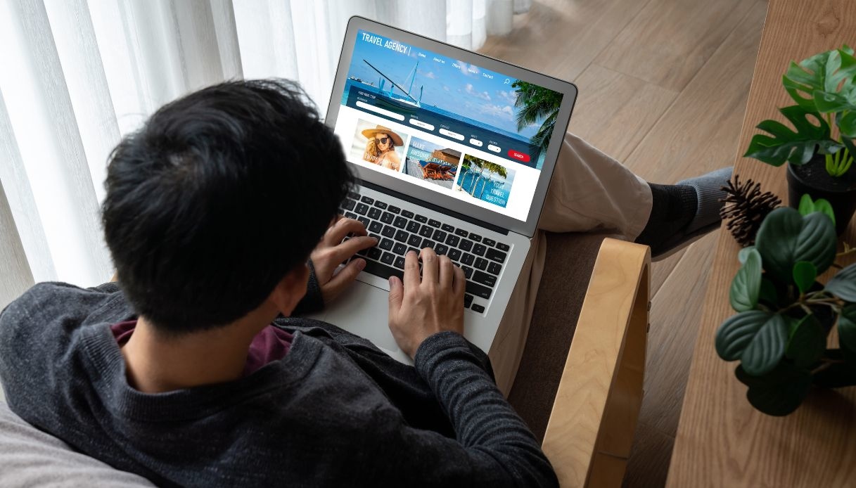 Cosa cercano gli italiani prima di partire: la top 5 delle ricerche online dell’estate 2026