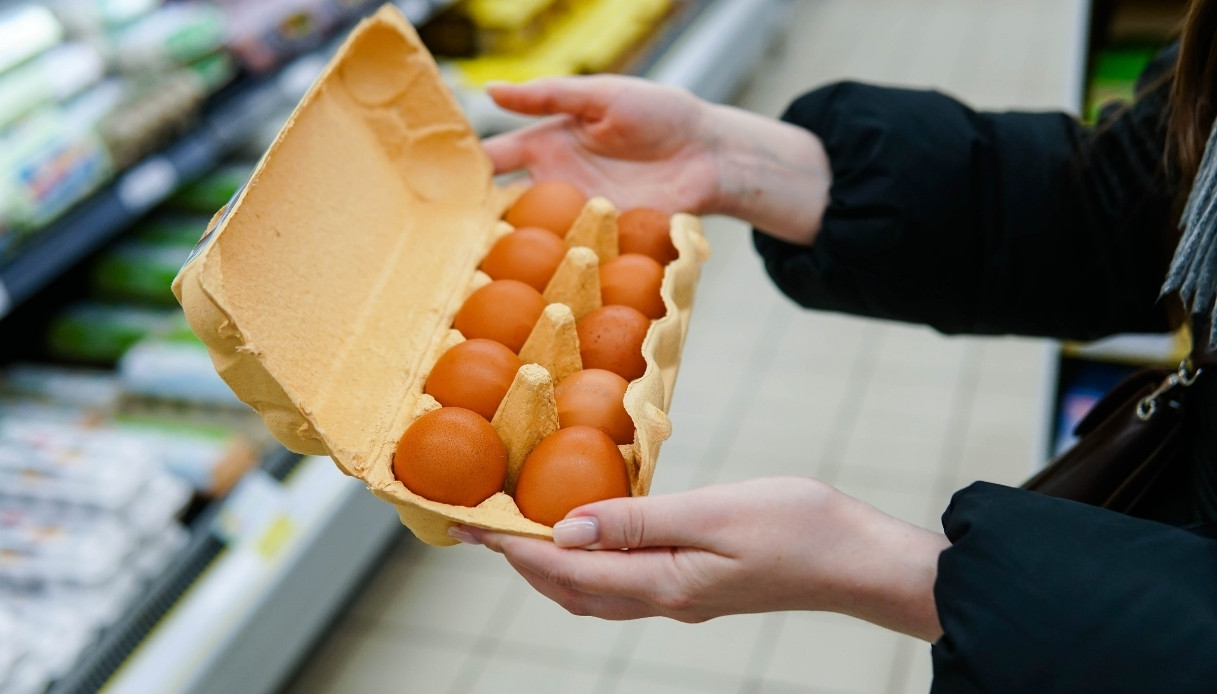Richiamo uova all’Eurospin per salmonella: il lotto ritirato e cosa fare in caso d’acquisto