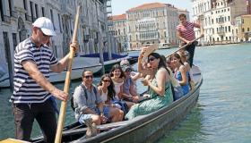 Dal ristorante ai souvenir, per cosa spendono di più gli italiani in vacanza: la classifica