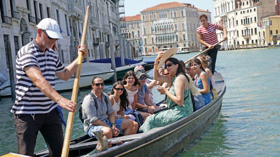 Dal ristorante ai souvenir, per cosa spendono di più gli italiani in vacanza: la classifica
