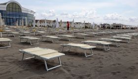 Spiagge vuote, prezzi su e pochi bagnini: l’estate nera dei balneari italiani