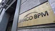 Targa Banco BPM all’ingresso di una sede, immagine simbolo dei conti semestrali del gruppo bancario