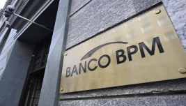Targa Banco BPM all’ingresso di una sede, immagine simbolo dei conti semestrali del gruppo bancario.