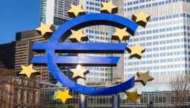 Simbolo dell’euro davanti alla sede della Bce a Francoforte