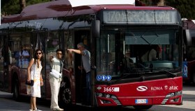 Roma, Atac dice addio dal 2027 ai biglietti cartacei su bus, tram e metro