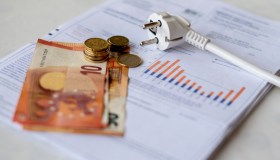 Bollette luce e gas, stangata d’autunno: +270 euro a famiglia. Ma sulle stime è polemica