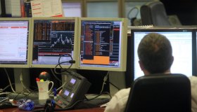 La Borsa del 12 agosto, Piazza Affari chiude invariata ma sfiora i 54mila punti