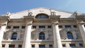 La Borsa del 14 agosto, Piazza Affari chiude in rosso ma continua la corsa di Nexi