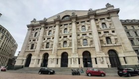La Borsa del 18 agosto, Piazza Affari ancora in rosso con le banche e il tech