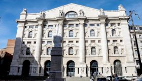 La Borsa del 27 agosto, Piazza Affari negativa ma si salvano Stm e Stellantis