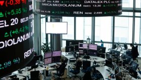 La Borsa del 3 agosto, Milano continua la sua corsa mentre crolla il petrolio