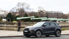 Auto sempre più grandi e pericolose: il car spreading minaccia parcheggi e pedoni