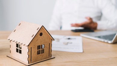 Il venditore mente sull’ipoteca, quando il notaio deve risarcire chi compra casa?