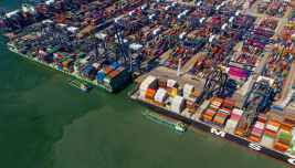 Navi portacontainer e terminal merci per il commercio internazionale